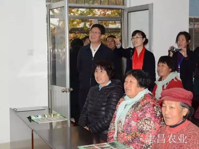 匯聚巾幗力量 助力精準扶貧 --全市行業(yè)社會(huì )扶貧現場(chǎng)會(huì )在公司召開(kāi)(圖4)