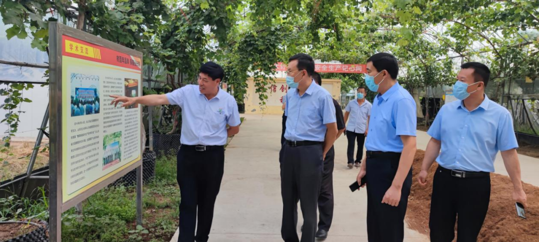 省市場(chǎng)監管局檢查組一行觀(guān)摩檢查莒縣志昌果品合作社(圖2)